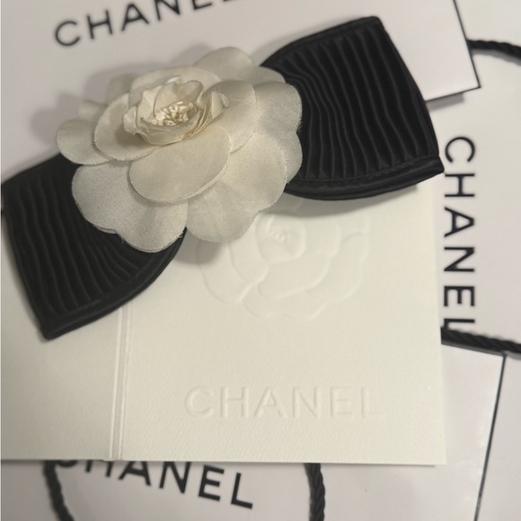CHANEL Black and White Camellia Hair Accessories - Picture 3 of 6